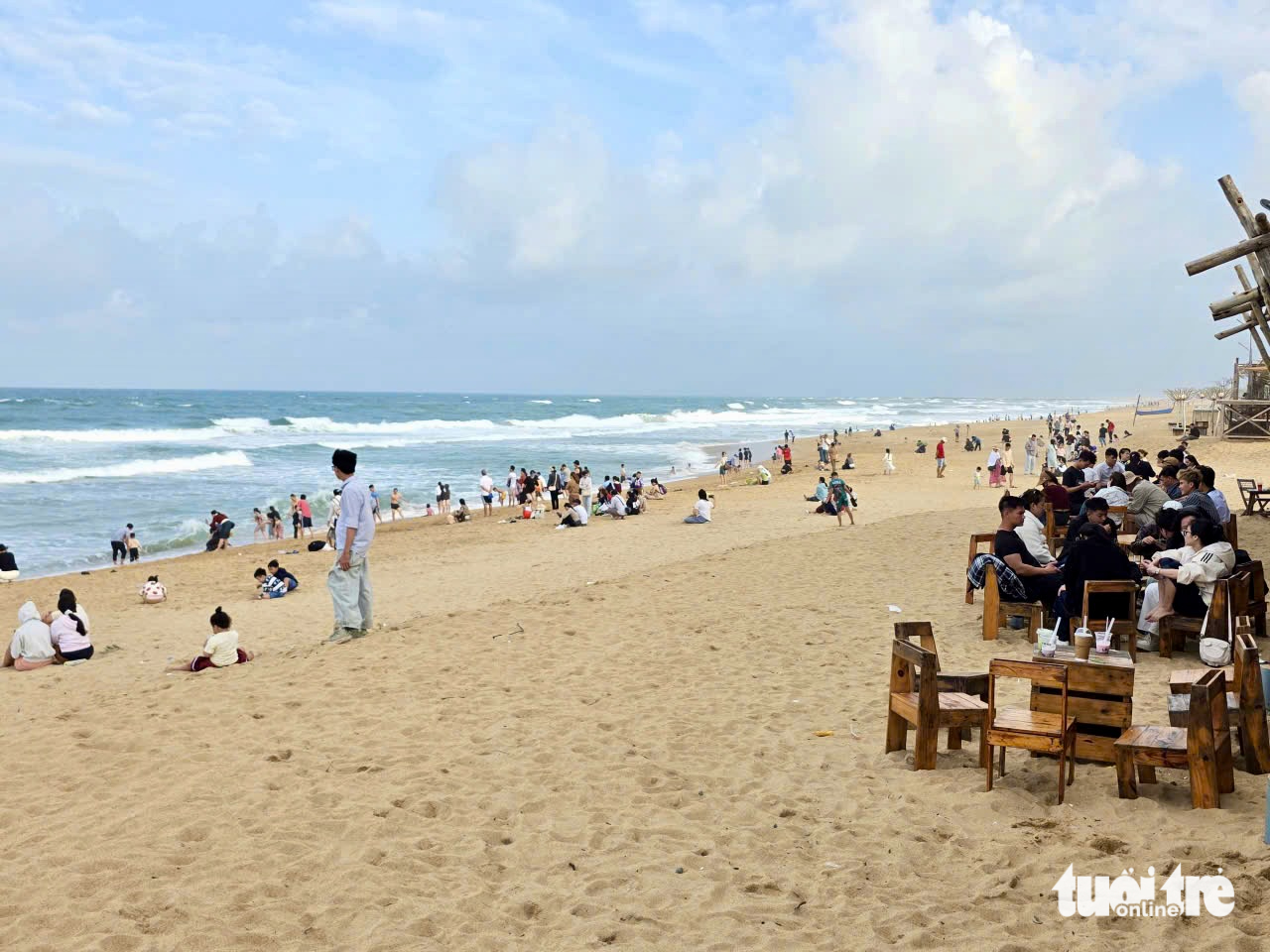 Tết nhộn nhịp ở đông Đắk Lắk: Mũi Điện, Gành Đá Đĩa đông nghịt, khách sạn 'cháy phòng' 2 Đắk Lắk - Ảnh 2.