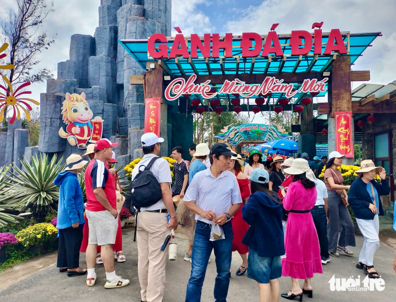 Tết nhộn nhịp ở đông Đắk Lắk: Mũi Điện, Gành Đá Đĩa đông nghịt, khách sạn 'cháy phòng' 3 Đắk Lắk - Ảnh 3.