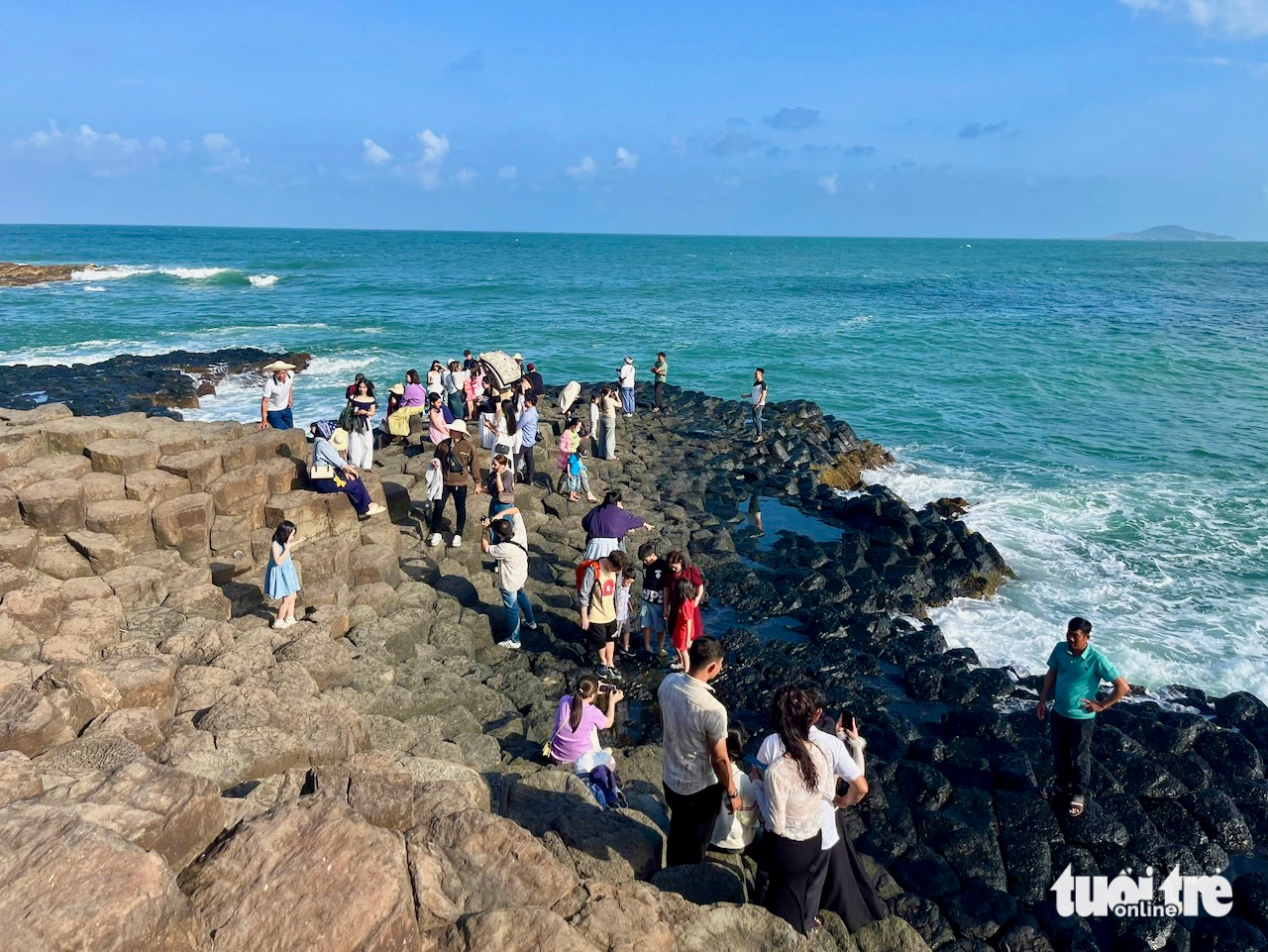 Tết nhộn nhịp ở đông Đắk Lắk: Mũi Điện, Gành Đá Đĩa đông nghịt, khách sạn 'cháy phòng' 4 Đắk Lắk - Ảnh 4.