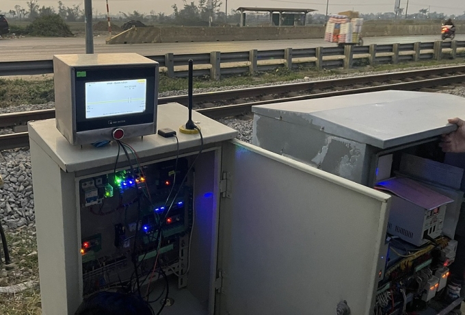 Tủ điều khiển các thiết bị cảnh báo được đặt tại đường ngang. Ảnh: Anh Duy