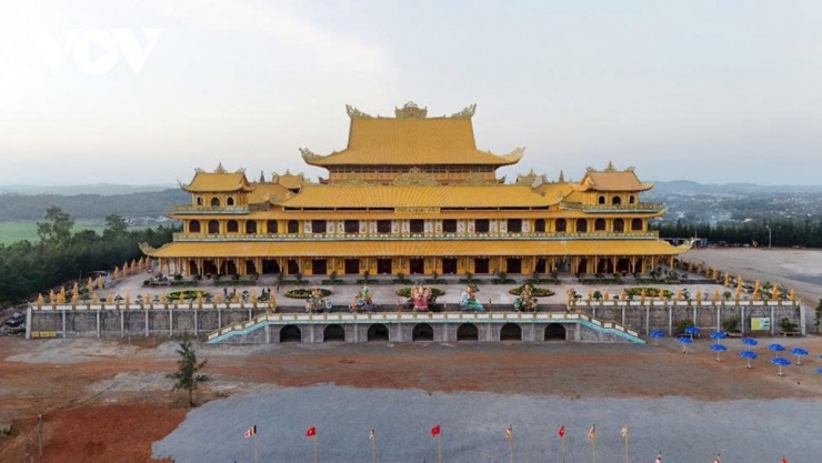 Ngôi chùa do Hòa thượng Thích Tâm Vị khởi xướng xây dựng, được động thổ từ đầu năm 2020 với tổng mức đầu tư vượt 1.000 tỷ đồng, thể hiện quy mô bề thế cùng tâm nguyện sâu rộng trong việc hoằng dương Phật pháp. Nổi bật trong quần thể là khu Long Hoa Viên rộng rãi và pho tượng Phật Di Lặc mang vẻ an nhiên, mỗi năm đón hàng nghìn tăng ni, phật tử và du khách về tham quan, lễ bái. Không chỉ là chốn thanh tịnh dành cho người hành hương, nơi đây còn có quảng trường thoáng đãng, bảo tàng Phật giáo và khu Thiền đường, tất cả được bố trí hài hòa, tạo nên tổng thể trang nghiêm nhưng vẫn hài hòa, tinh tế.