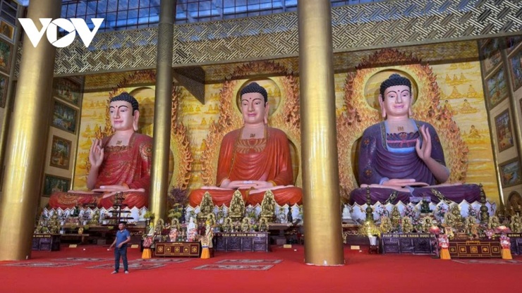 Điểm nhấn của Đại Hùng Bảo Điện là ba pho tượng Phật cao 21m gồm Phật Thích Ca ở trung tâm, Phật Dược Sư bên phải và Phật A Di Đà bên trái. Mỗi pho tượng mang ý nghĩa riêng về trí tuệ, chữa lành và lòng từ bi.