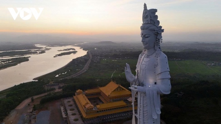 Đại tượng Quan Thế Âm cao 125m được xem là linh hồn của toàn bộ dự án và sẽ trở thành tượng Phật cao nhất Đông Nam Á khi hoàn thành. Tượng được tạo hình Quan Thế Âm đứng trên đài sen, tay cầm bình cam lộ, mặt hướng ra biển Đông. Trong biểu tượng Phật giáo, bình cam lộ mang ý nghĩa rửa trôi khổ đau, còn hướng nhìn ra biển được lý giải như sự che chở cho ngư dân và những chuyến tàu xa khơi.