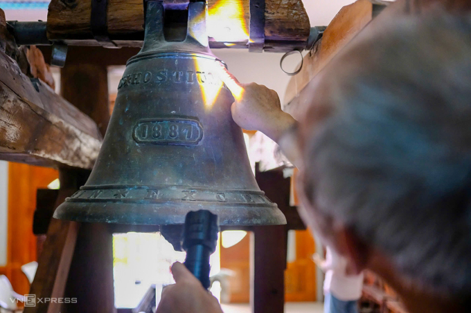 Chiếc chuông đồng cổ với năm đúc trên thân. Ảnh: Nguyễn Đông