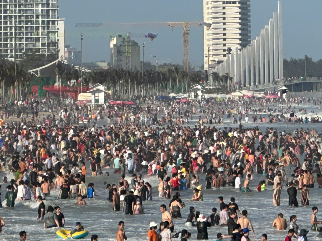Mùng 4 Tết, biển Vũng Tàu lập kỷ lục về lượng khách du xuân- Ảnh 2. Mùng 4 Tết, biển Vũng Tàu lập kỷ lục về lượng khách du xuân- Ảnh 2.