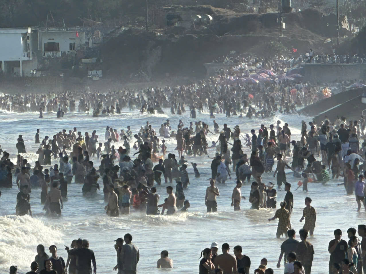 Mùng 4 Tết, biển Vũng Tàu lập kỷ lục về lượng khách du xuân- Ảnh 3. Mùng 4 Tết, biển Vũng Tàu lập kỷ lục về lượng khách du xuân- Ảnh 3.