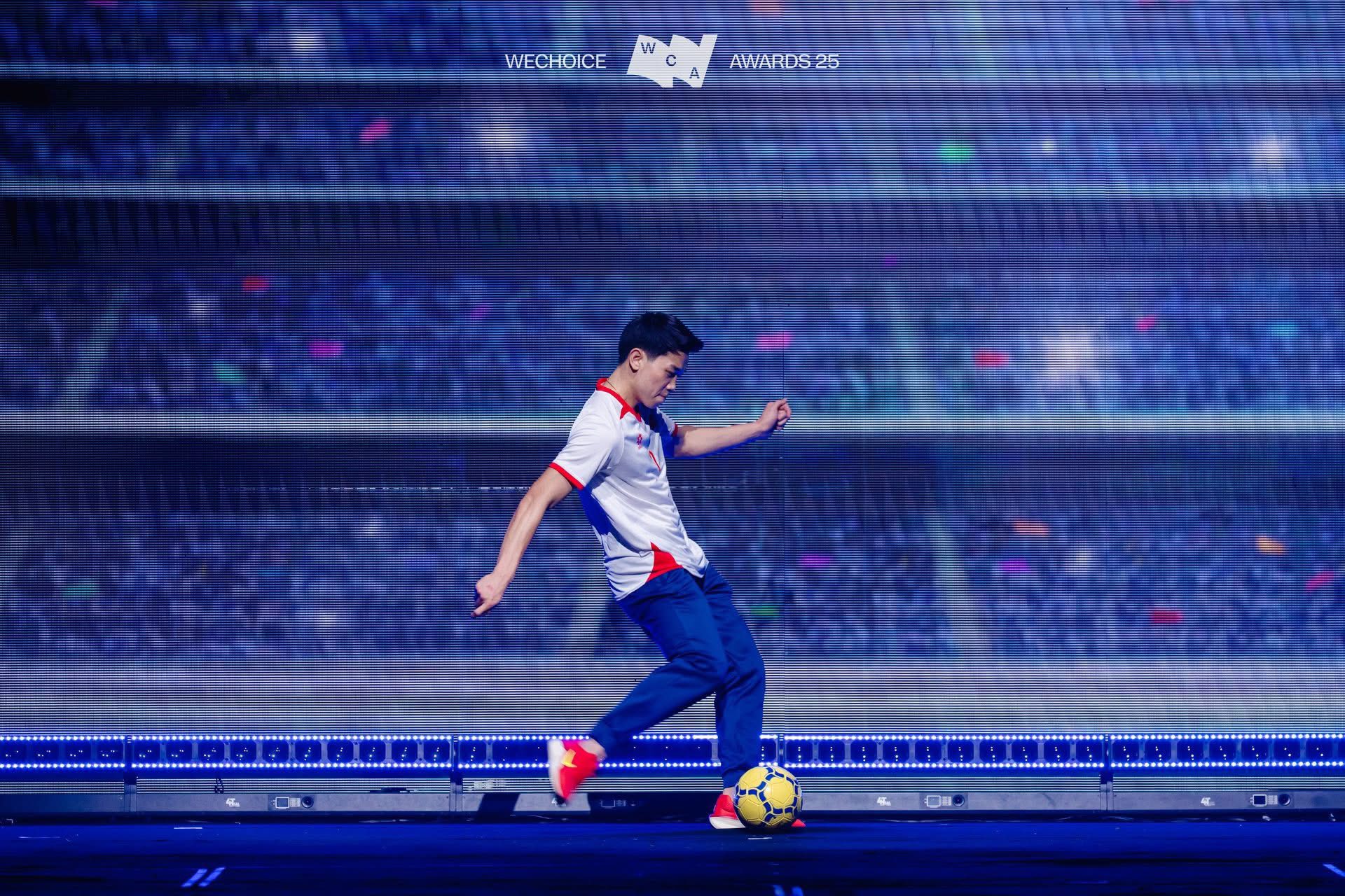 Khởi đầu năm mới bằng những bàn thắng và việc tử tế 2 Nguyễn Đình Bắc: Khởi đầu năm mới bằng những bàn thắng và việc tử tế - Ảnh 2.