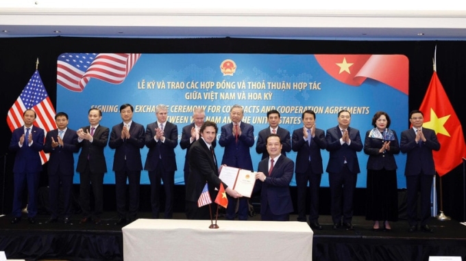 Thứ trưởng Khoa học và Công nghệ Phạm Đức Long trao giấy phép cho Starlink dưới sự chứng kiến của Tổng bí thư Tô Lâm. Ảnh: