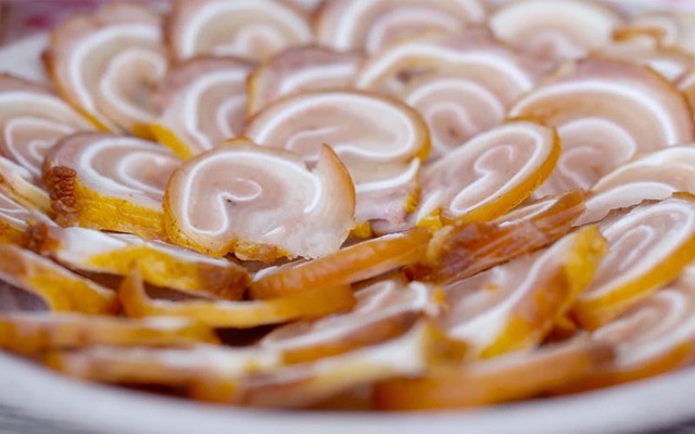 Tai heo ngoài dùng để làm gỏi trộn, bạn cũng có thể biến tấu để chế biến nên món tai heo ngũ vị vô cùng hấp dẫn.