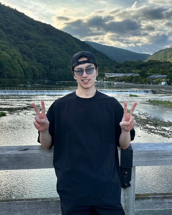 Thói quen ăn uống giúp nam thần U60 trẻ như thanh niên 3 ChuanDo thường xuyên nhận được những câu hỏi về cách để duy trì phong độ trẻ trung, anh cho biết ‘bí quyết thực sự là duy trì một tư duy lành mạnh’. Thay vì mù quáng theo đuổi vẻ bề ngoài, anh tin rằng suy nghĩ tích cực và niềm đam mê công việc là những yếu tố cơ bản để duy trì sự trẻ trung.