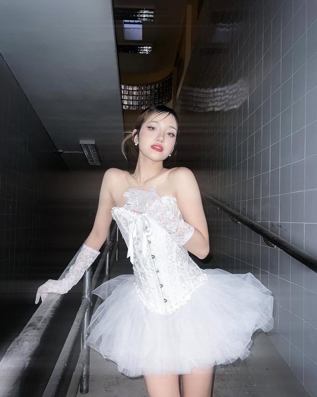 Chiếm mọi ánh nhìn trong mọi bữa tiệc đầu năm với găng tay ren mỏng- Ảnh 2.