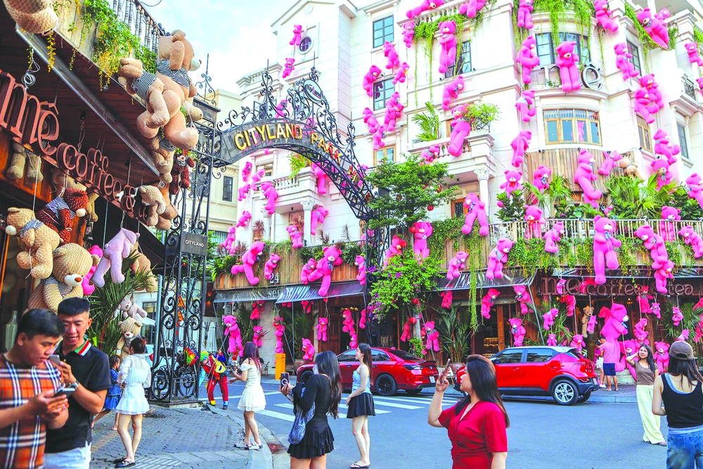 Các quán cafe cũng luôn cố gắng xây dựng phong cách riêng. Trong ảnh là một quán cà phê trang trí đặc sắc bởi hàng trăm con thú bông . Ảnh: NGUYỆT NHI