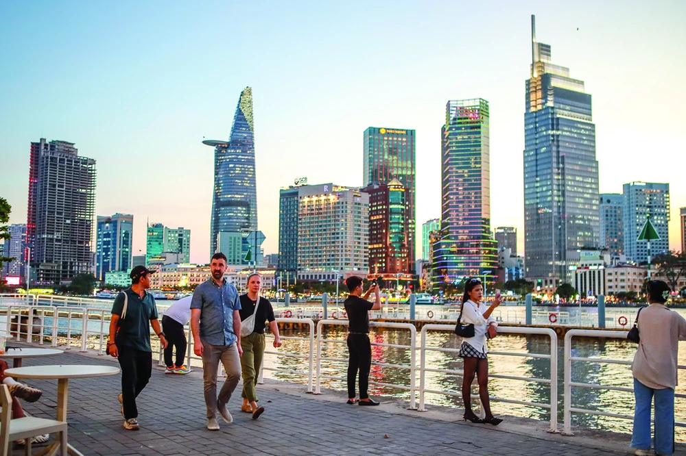 Hoàng hôn ven sông Sài Gòn. Ảnh: NGUYỆT NHI