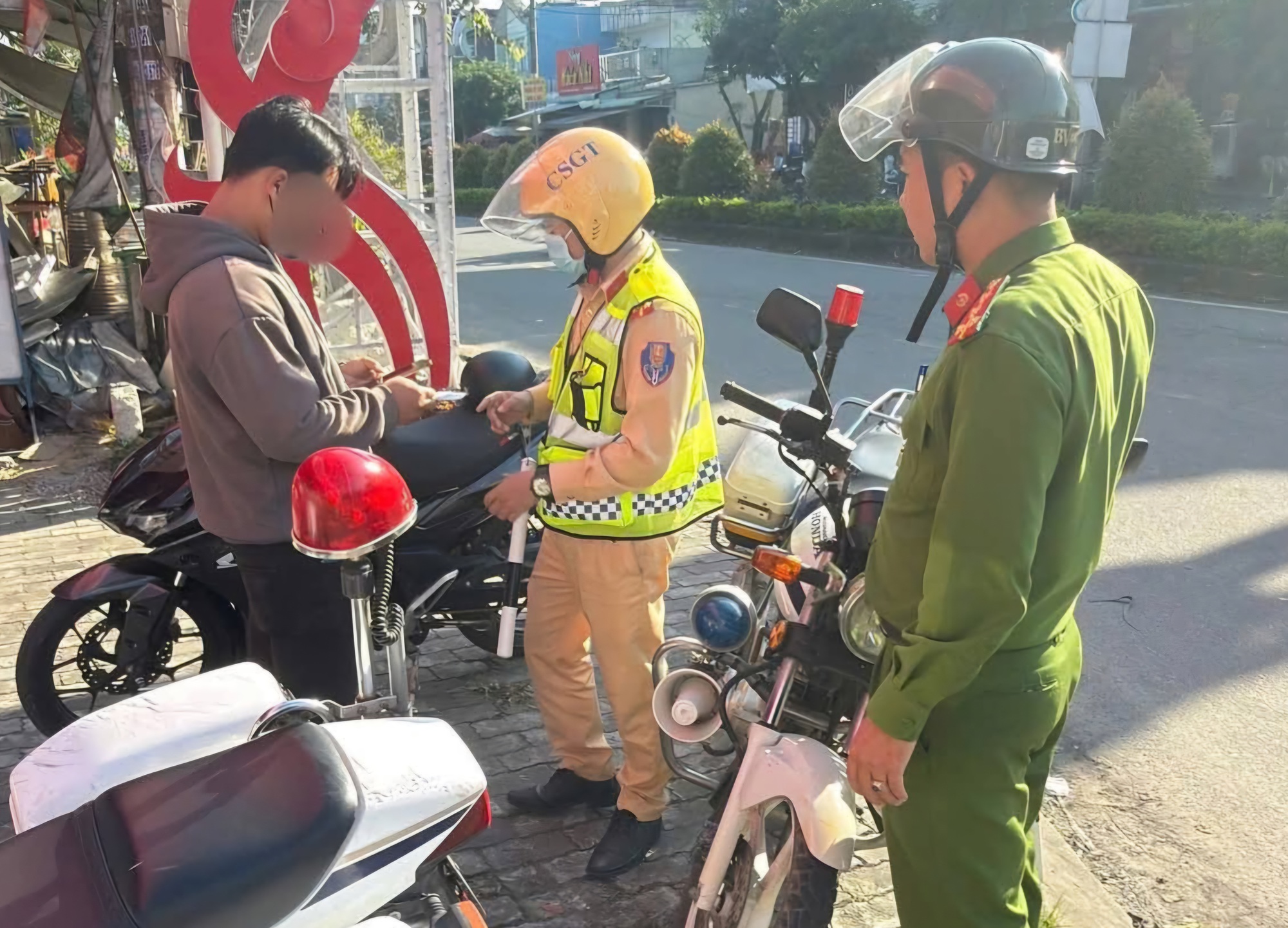 Xuyên Tết, CSGT Đà Nẵng xử lý 368 tài xế vi phạm nồng độ cồn- Ảnh 4.