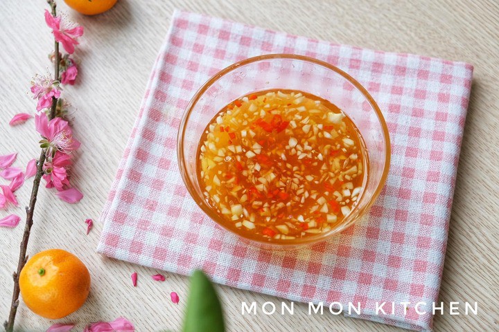 Nước sốt là linh hồn của món gỏi. (Ảnh: Thu Thủy)