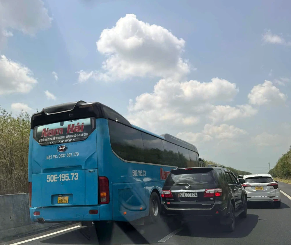 Một vụ va chạm trên cao tốc Phan Thiết - Dầu Giây chiều 21-2. Ảnh: PN. cao-toc (2).jpg