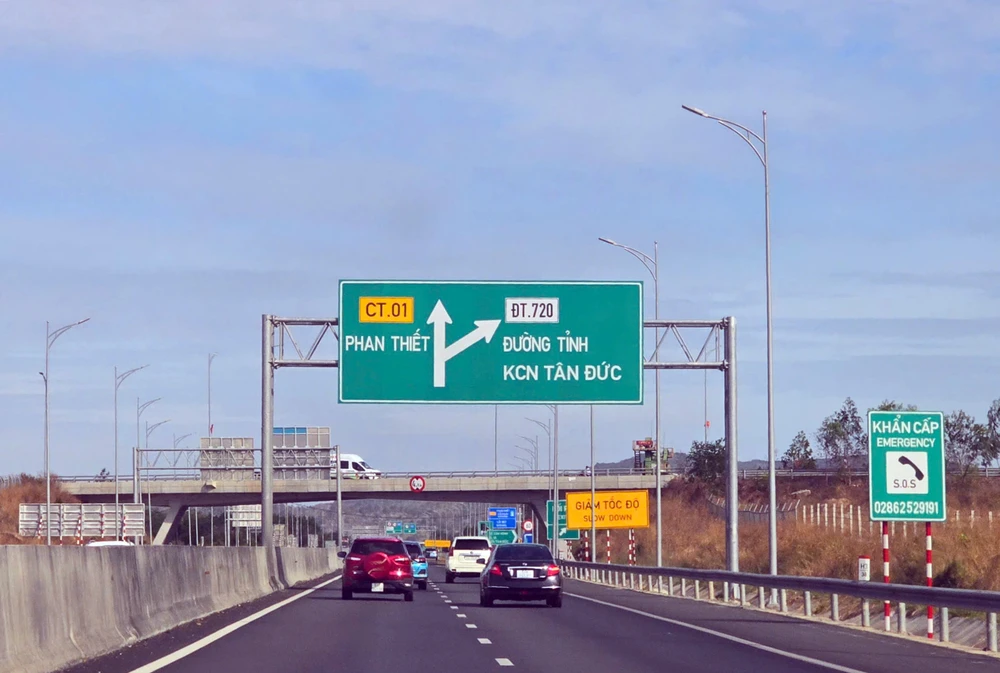 Hành vi chuyển làn không có tín hiệu báo trước trên cao tốc bị phạt từ 4 – 6 triệu đồng, trừ 2 điểm giấy phép lái xe. Ảnh: PN. cao-toc (4).jpg