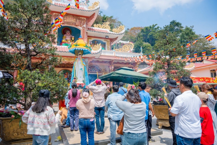 Biển người đổ về núi Bà Đen hành hương dịp đầu năm - 4