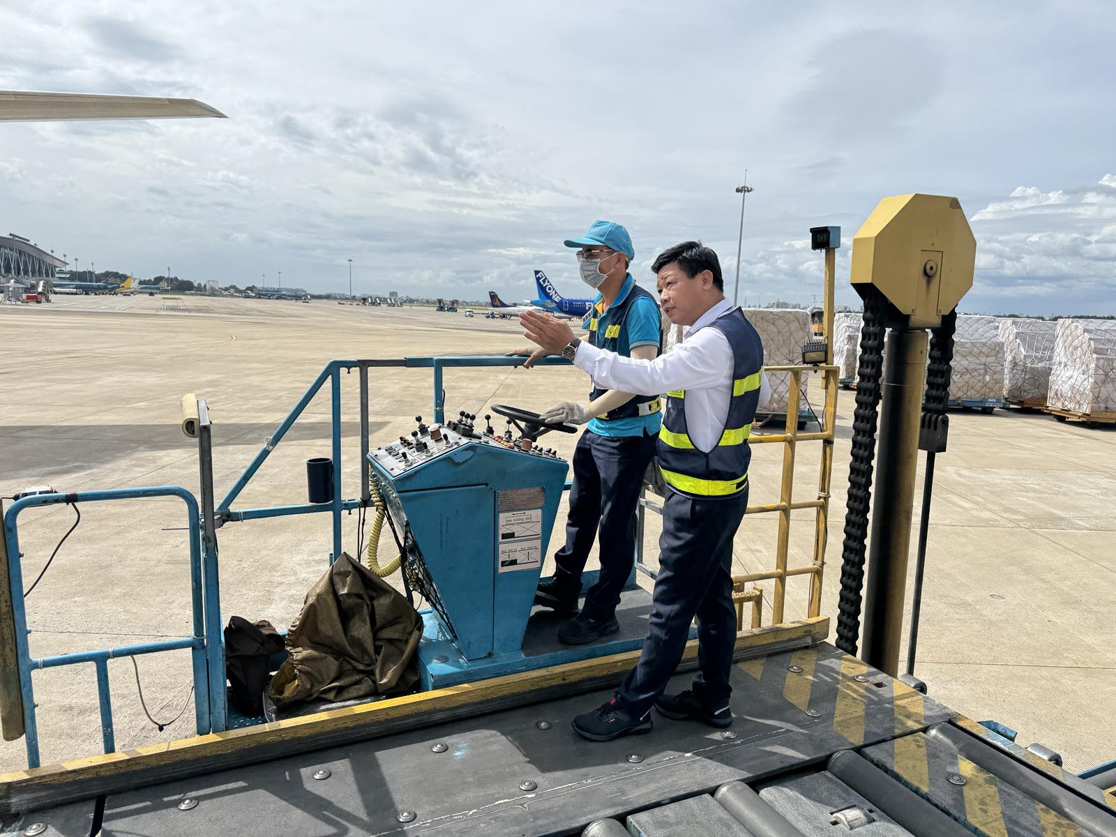 Người giữ nhịp trên sân đỗ máy bay 2 Người giữ nhịp trên sân đỗ máy bay - Ảnh 2.