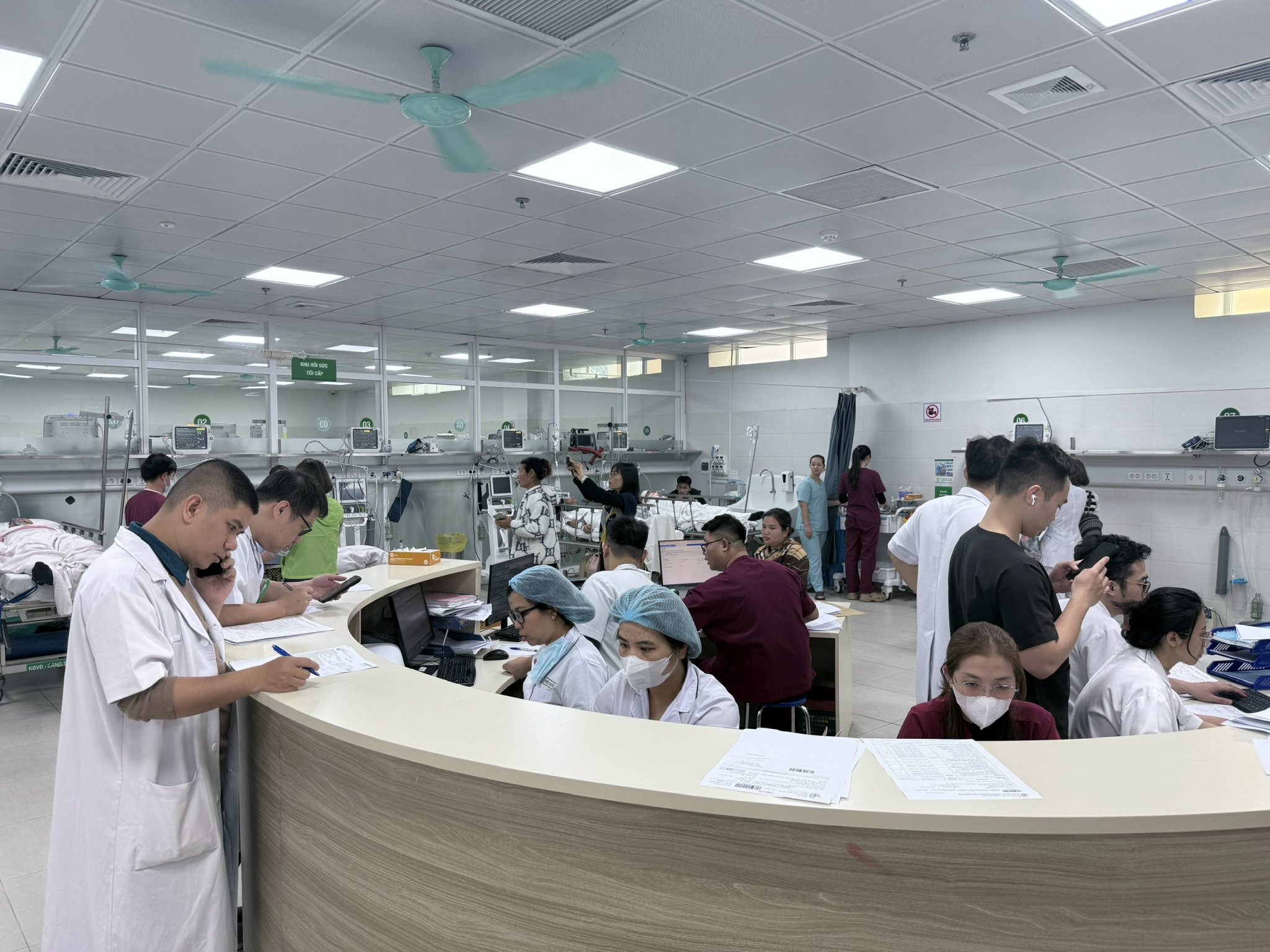 Cấp cứu ngày Tết ở bệnh viện tuyến cuối: Vắng ca bệnh do đánh nhau, tai nạn giao thông giảm - Ảnh 3. cấp cứu - Ảnh 3.