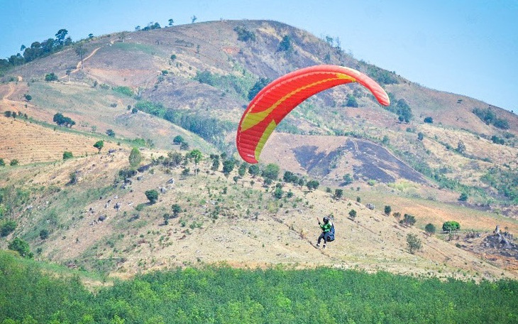 Dù lượn rơi bẹp nóc xe ô tô ở Hà Giang - Ảnh 4.