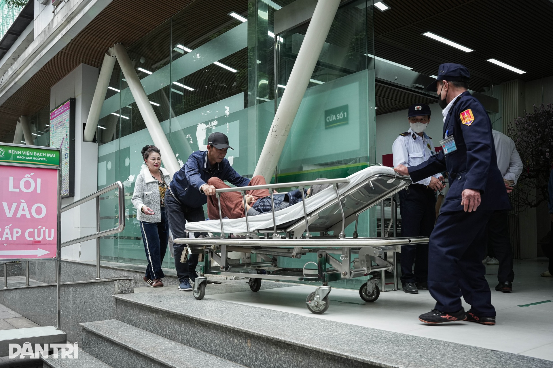 Tiếng monitor tít đều, đèn cấp cứu sáng xuyên Tết ở hai bệnh viện tuyến đầu - 2 Tiếng monitor tít đều, đèn cấp cứu sáng xuyên Tết ở hai bệnh viện tuyến đầu - 2