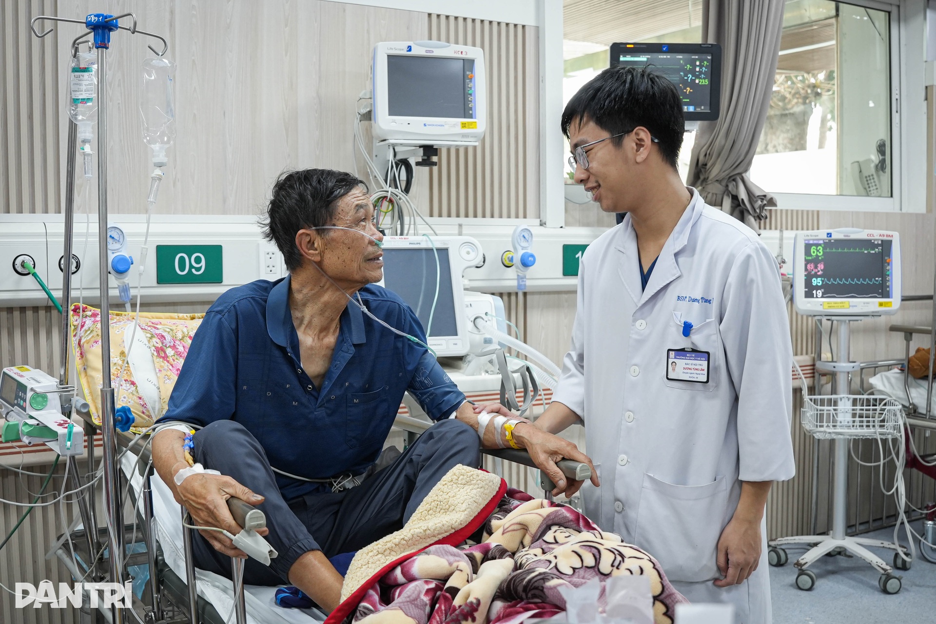 Tiếng monitor tít đều, đèn cấp cứu sáng xuyên Tết ở hai bệnh viện tuyến đầu - 3 Tiếng monitor tít đều, đèn cấp cứu sáng xuyên Tết ở hai bệnh viện tuyến đầu - 3