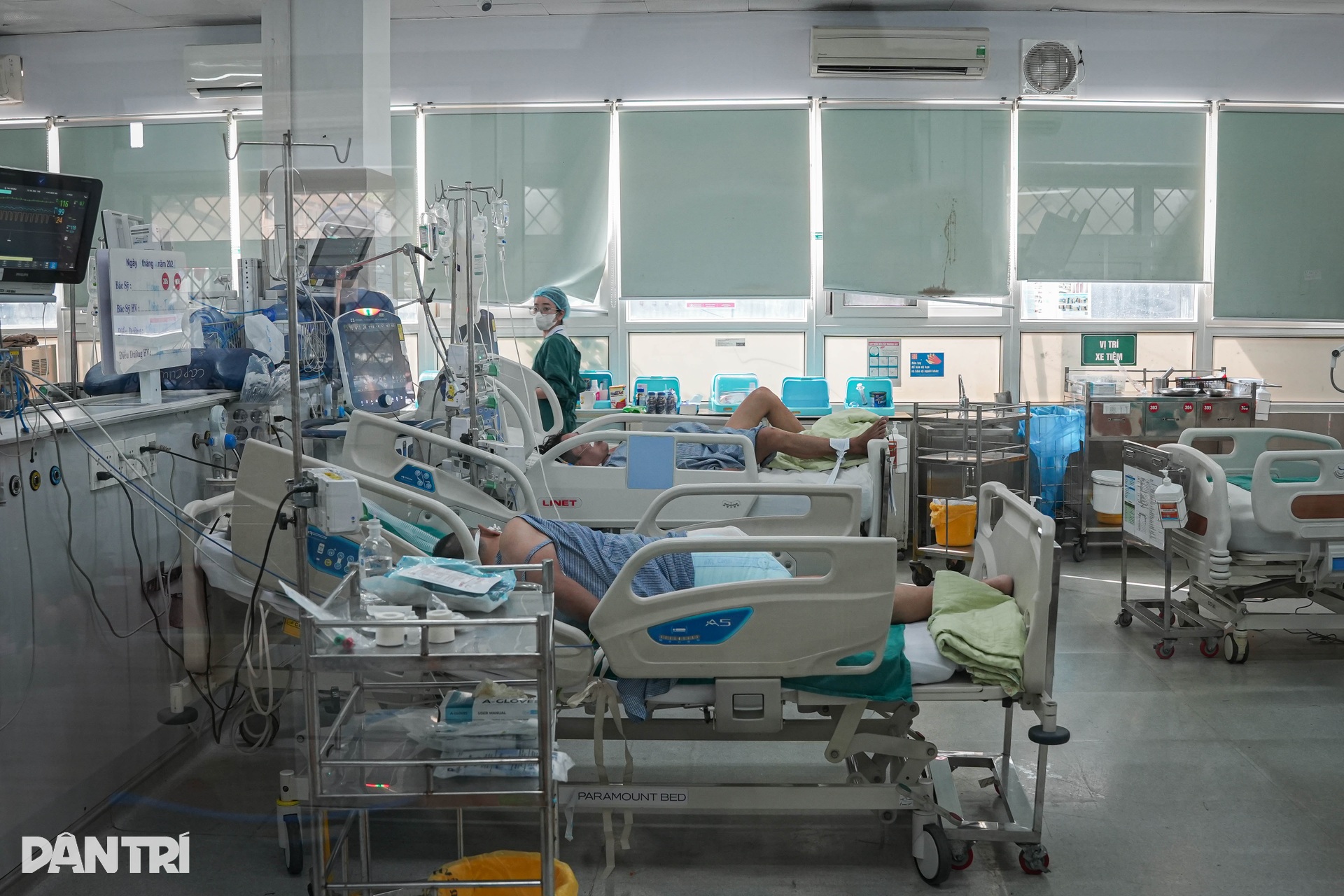 Tiếng monitor tít đều, đèn cấp cứu sáng xuyên Tết ở hai bệnh viện tuyến đầu - 4 Tiếng monitor tít đều, đèn cấp cứu sáng xuyên Tết ở hai bệnh viện tuyến đầu - 4