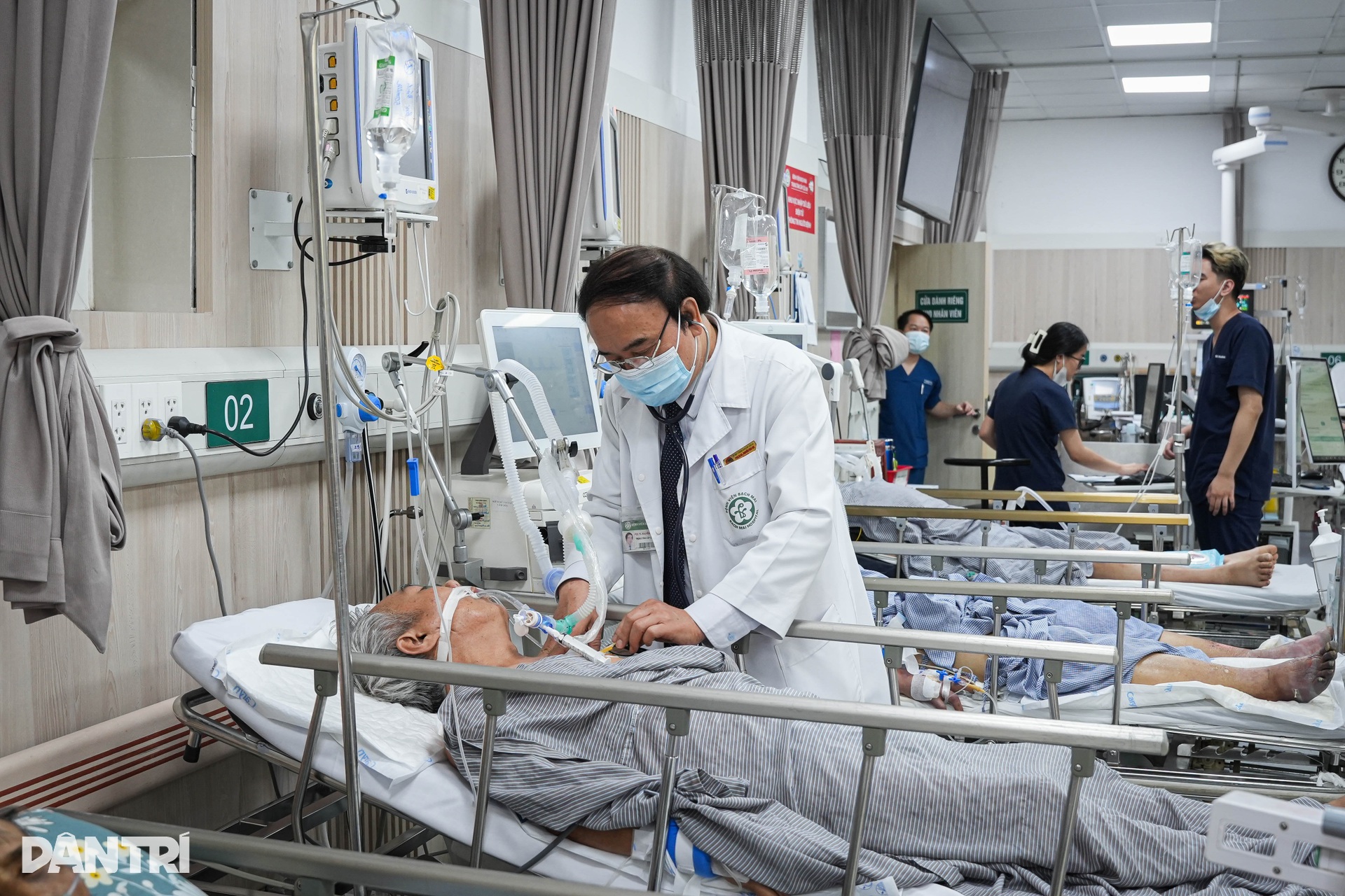 Tiếng monitor tít đều, đèn cấp cứu sáng xuyên Tết ở hai bệnh viện tuyến đầu - 5 Tiếng monitor tít đều, đèn cấp cứu sáng xuyên Tết ở hai bệnh viện tuyến đầu - 5