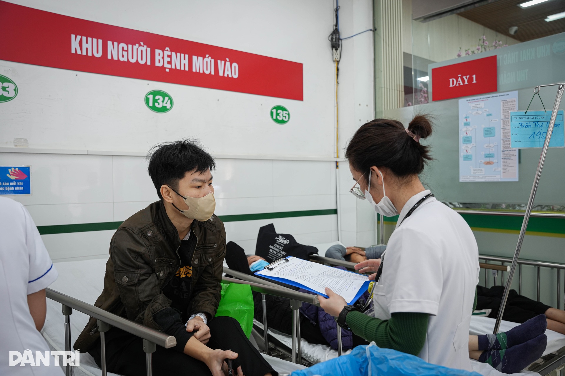 Tiếng monitor tít đều, đèn cấp cứu sáng xuyên Tết ở hai bệnh viện tuyến đầu - 6 Tiếng monitor tít đều, đèn cấp cứu sáng xuyên Tết ở hai bệnh viện tuyến đầu - 6