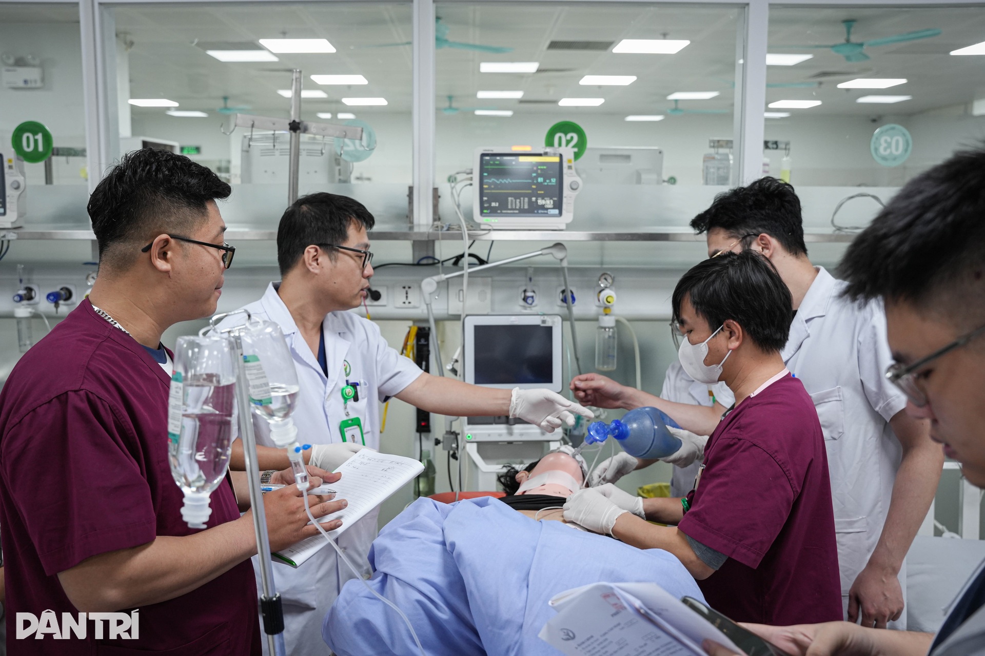 Tiếng monitor tít đều, đèn cấp cứu sáng xuyên Tết ở hai bệnh viện tuyến đầu - 7 Tiếng monitor tít đều, đèn cấp cứu sáng xuyên Tết ở hai bệnh viện tuyến đầu - 7