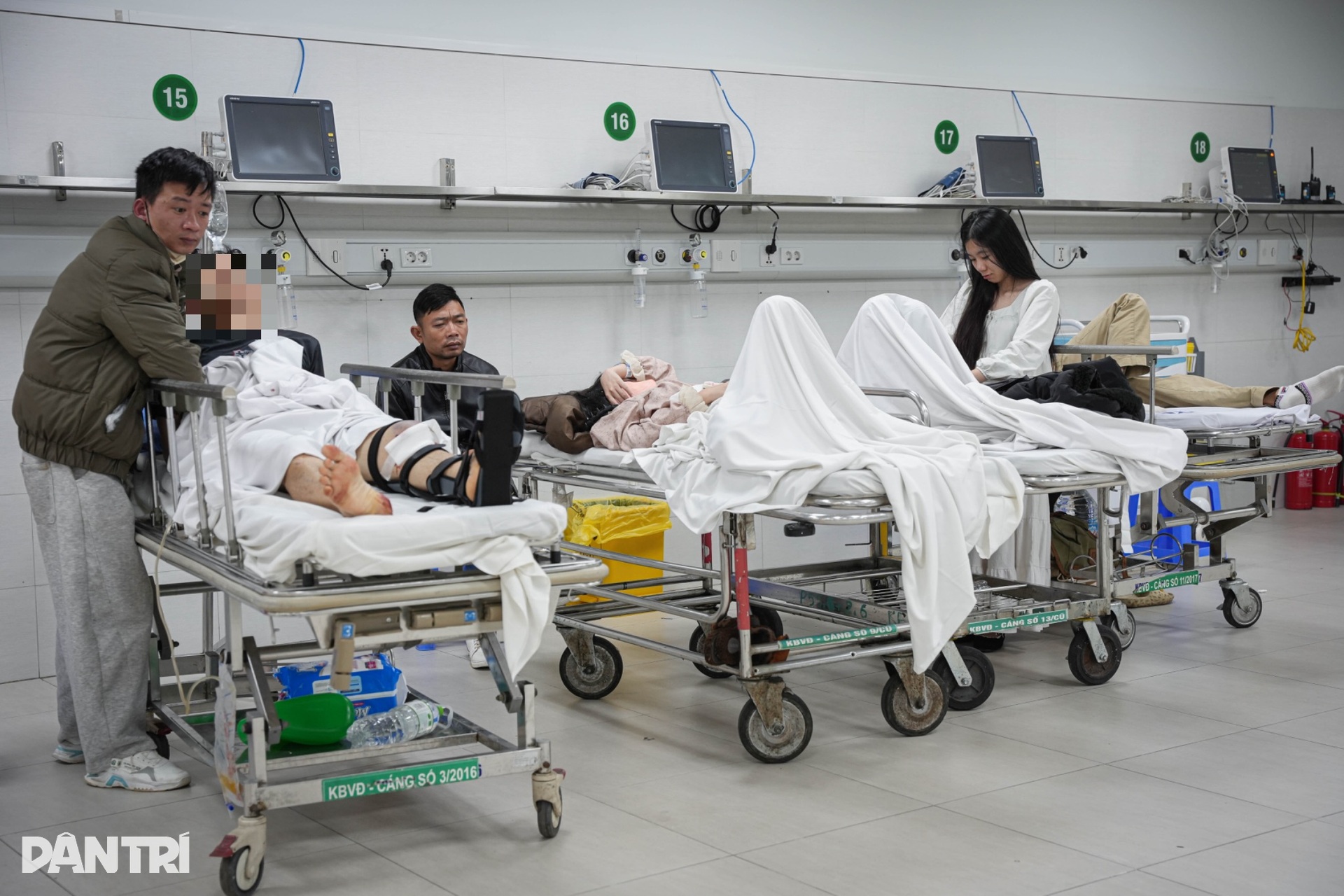 Tiếng monitor tít đều, đèn cấp cứu sáng xuyên Tết ở hai bệnh viện tuyến đầu - 8 Tiếng monitor tít đều, đèn cấp cứu sáng xuyên Tết ở hai bệnh viện tuyến đầu - 8