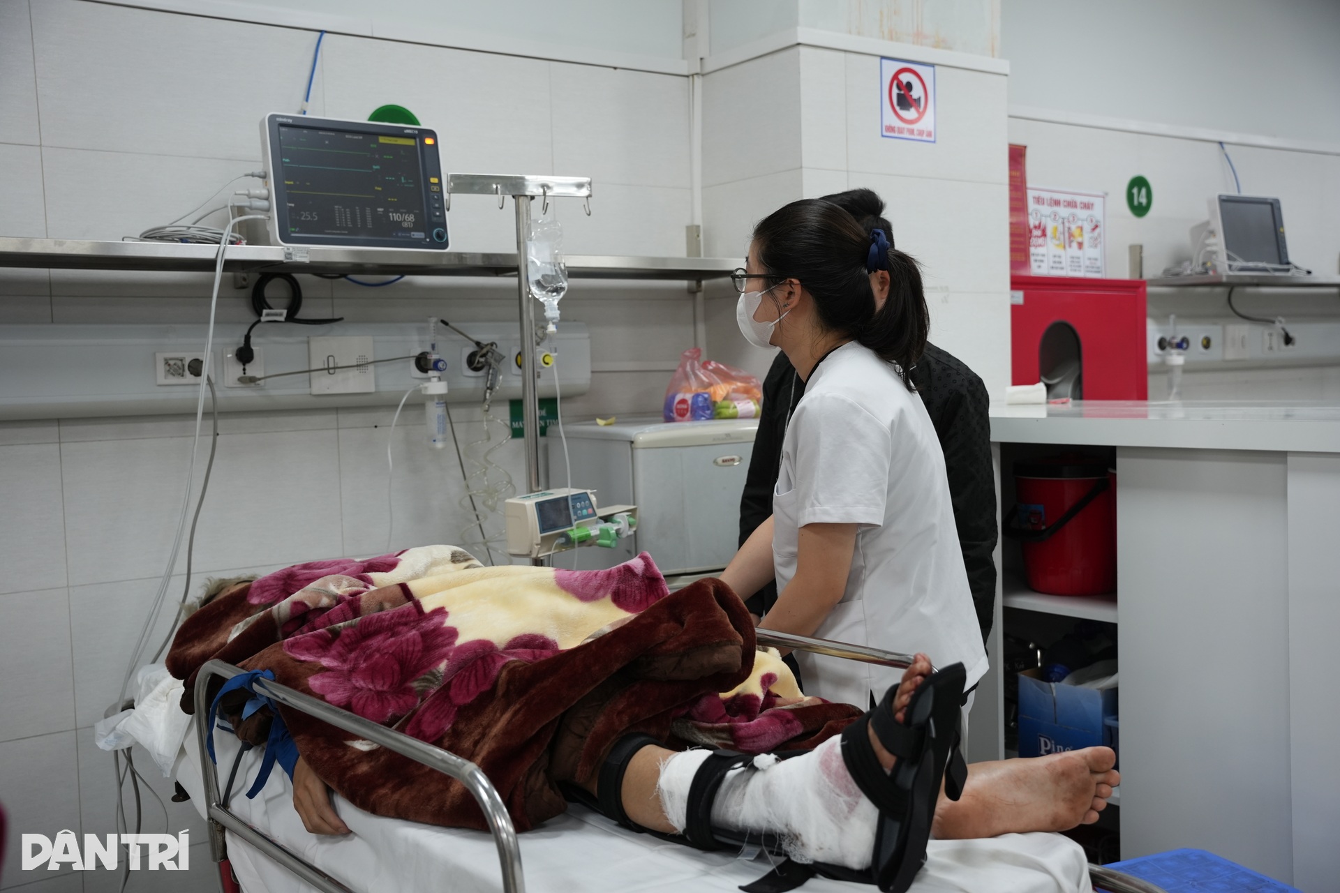 Tiếng monitor tít đều, đèn cấp cứu sáng xuyên Tết ở hai bệnh viện tuyến đầu - 9 Tiếng monitor tít đều, đèn cấp cứu sáng xuyên Tết ở hai bệnh viện tuyến đầu - 9