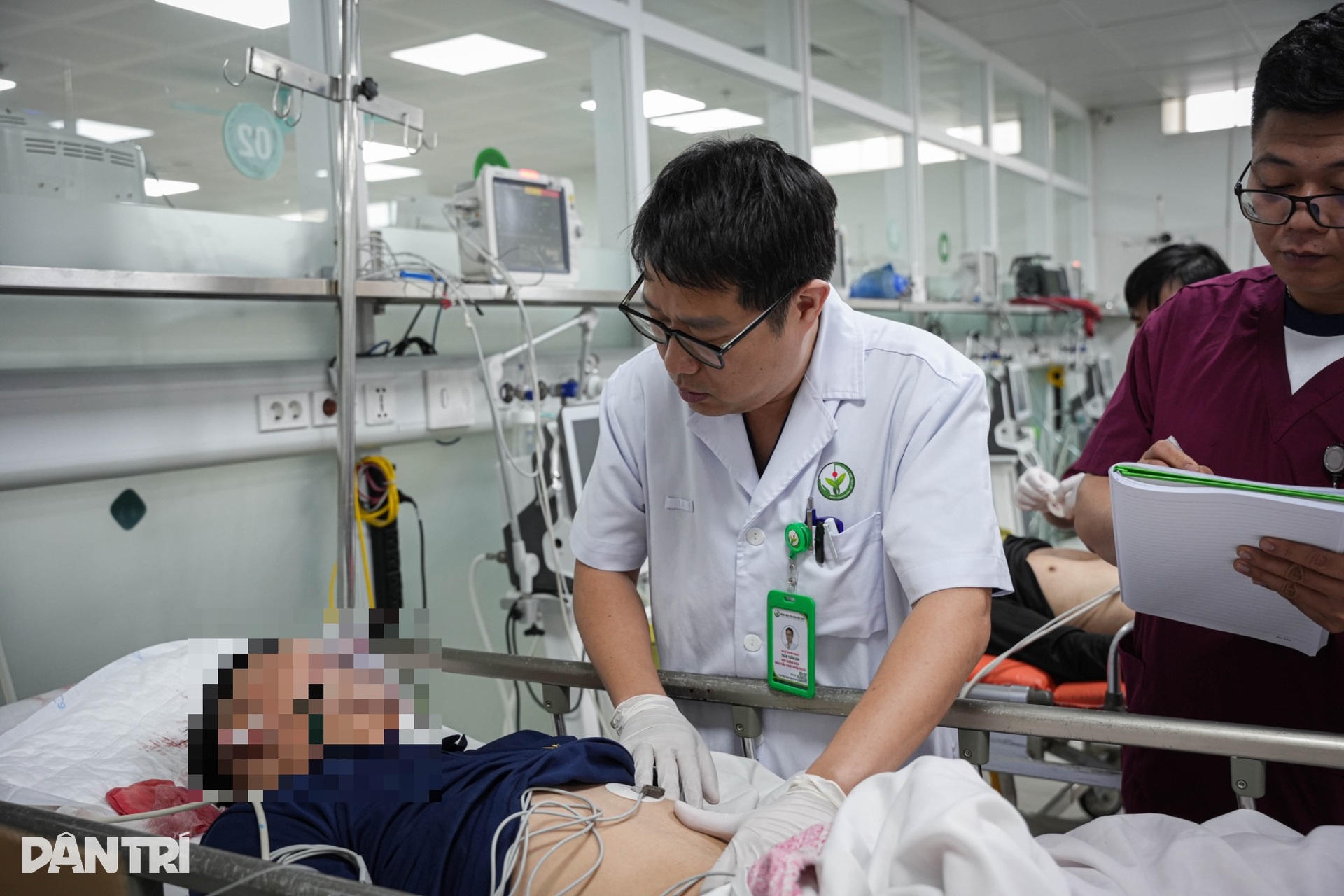 Tiếng monitor tít đều, đèn cấp cứu sáng xuyên Tết ở hai bệnh viện tuyến đầu - 10 Tiếng monitor tít đều, đèn cấp cứu sáng xuyên Tết ở hai bệnh viện tuyến đầu - 10