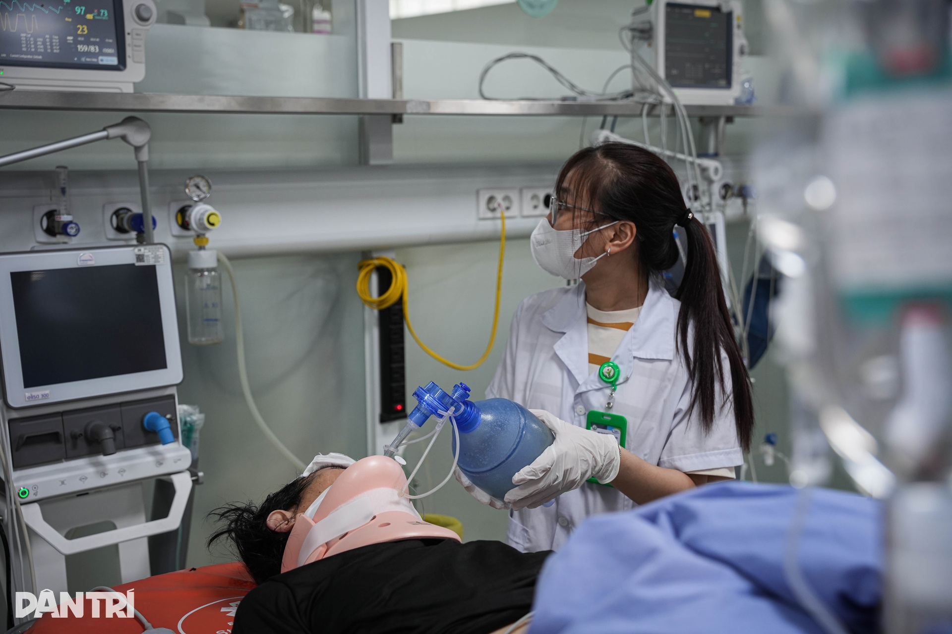 Tiếng monitor tít đều, đèn cấp cứu sáng xuyên Tết ở hai bệnh viện tuyến đầu - 11 Tiếng monitor tít đều, đèn cấp cứu sáng xuyên Tết ở hai bệnh viện tuyến đầu - 11