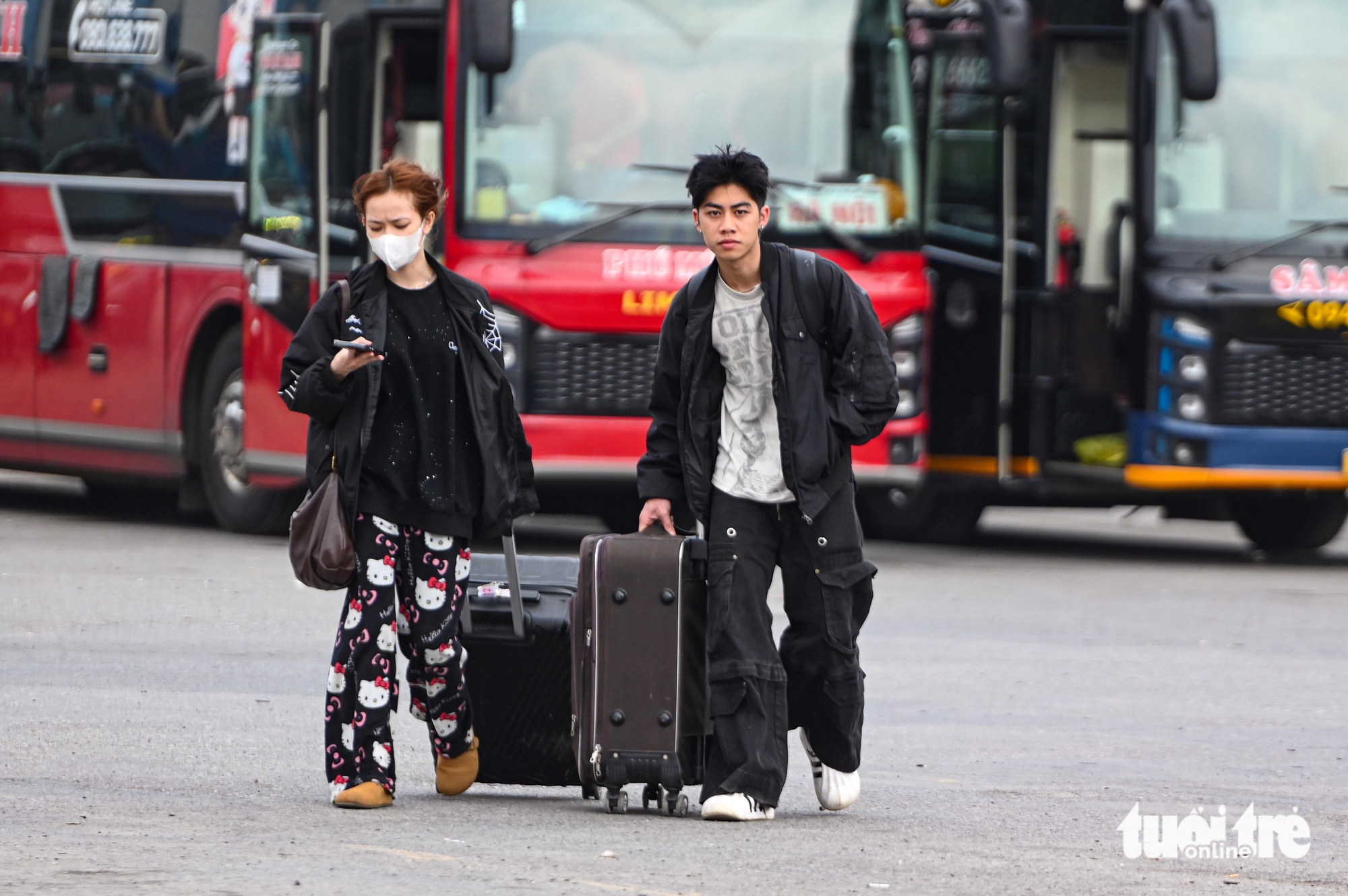 Dòng xe ùn ứ hơn 4km chờ tiến vào Hà Nội, bến xe đông kín người dù chưa hết nghỉ Tết - Ảnh 13.