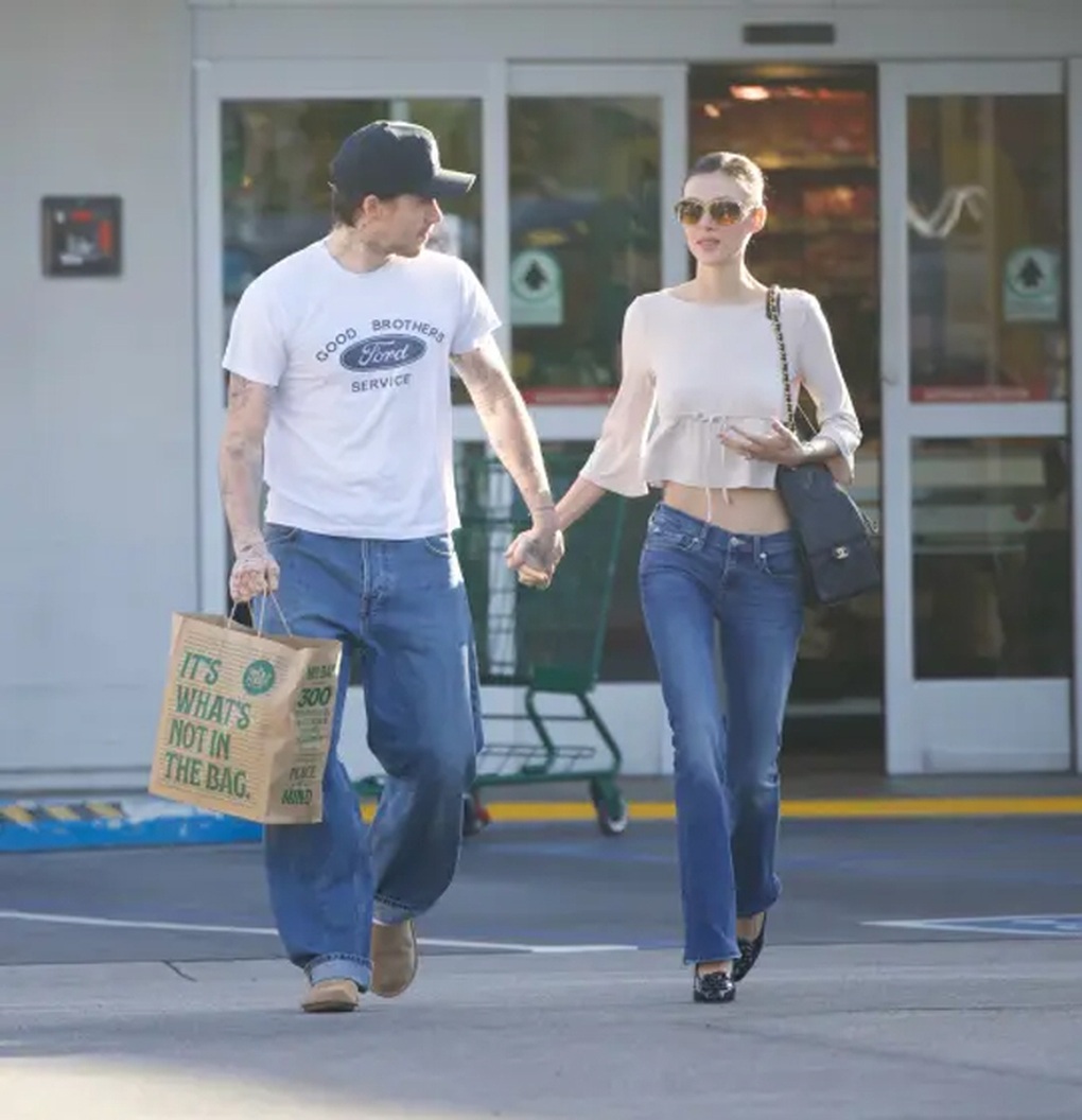 Tuyên bố đoạn tuyệt, Brooklyn Beckham vẫn đeo đồng hồ 7 tỷ đồng bố tặng - 4