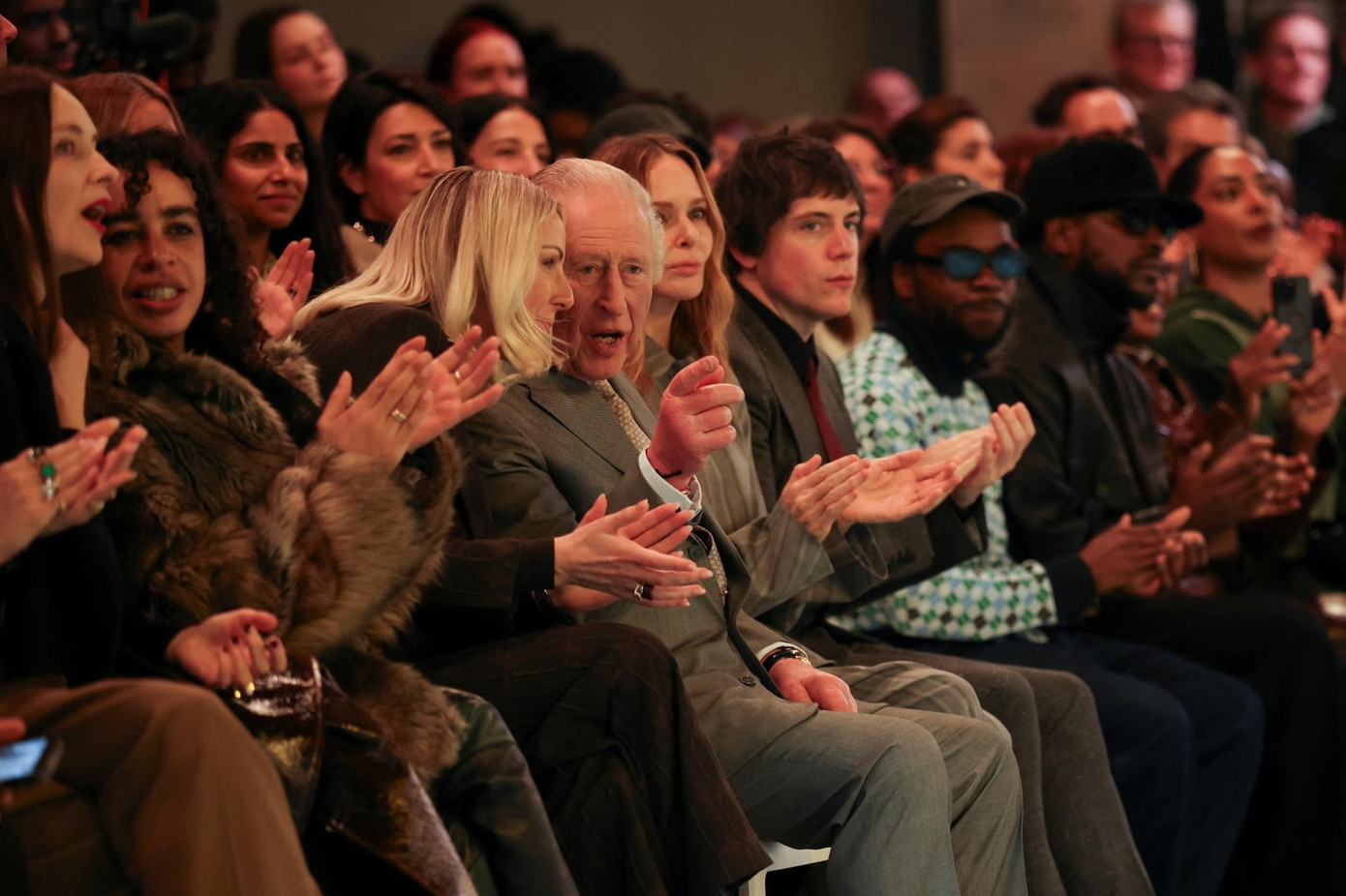 Vua Charles đi xem thời trang- Ảnh 3.