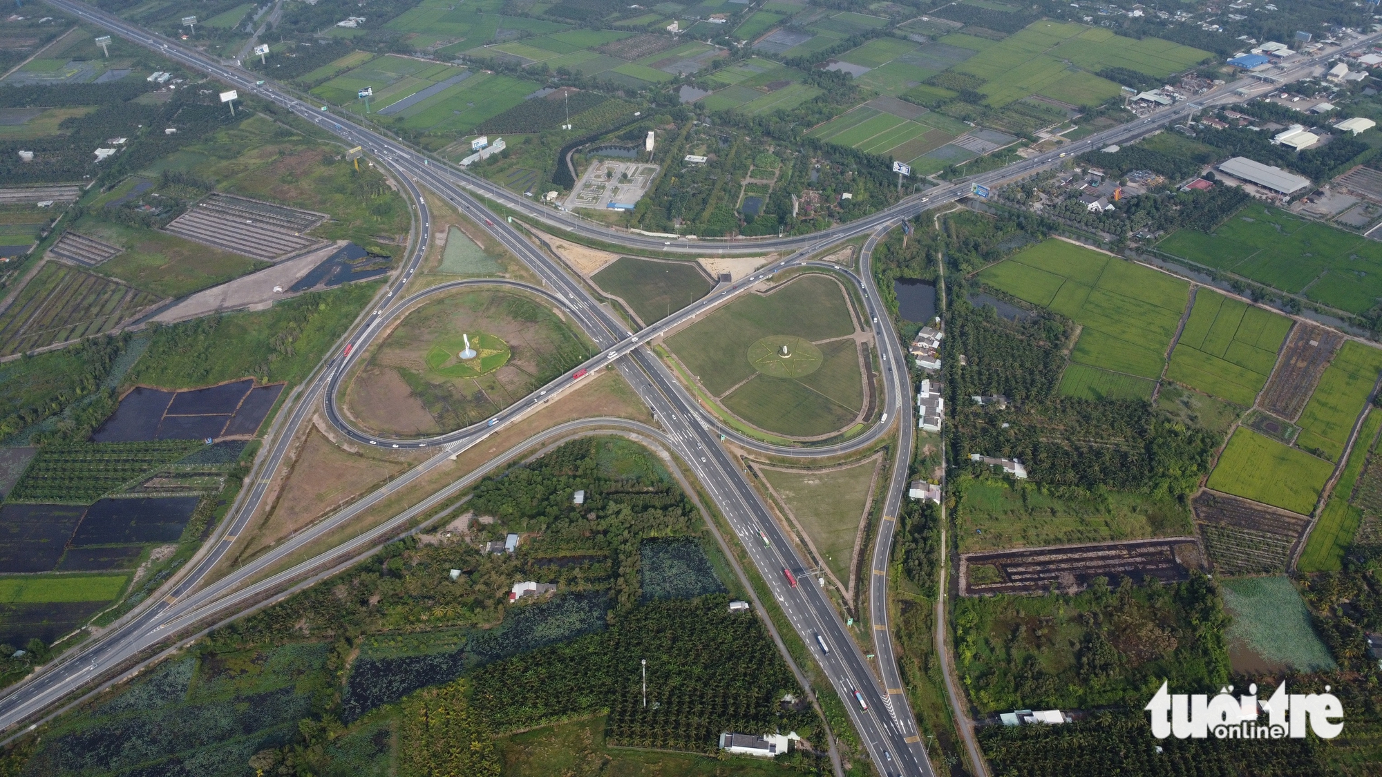 Quốc lộ 1 ùn ứ, tài xế tìm đường vào cao tốc TP.HCM - Trung Lương dù đã bị chặn 4 Quốc lộ 1 ùn ứ, tài xế tìm đường vào cao tốc TP.HCM - Trung Lương dù đã bị chặn - Ảnh 5.