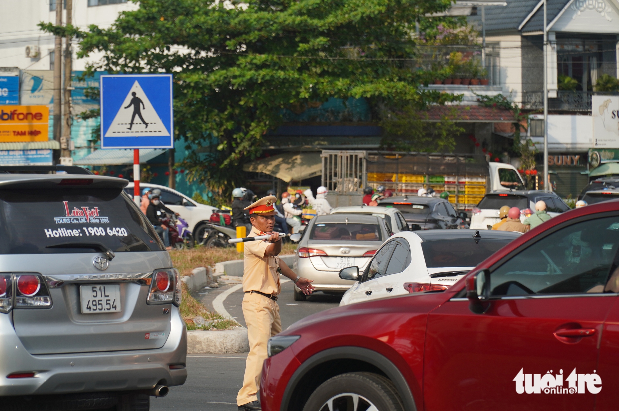 Quốc lộ 1 ùn ứ, tài xế tìm đường vào cao tốc TP.HCM - Trung Lương dù đã bị chặn 5 Quốc lộ 1 ùn ứ, tài xế tìm đường vào cao tốc TP.HCM - Trung Lương dù đã bị chặn - Ảnh 6.