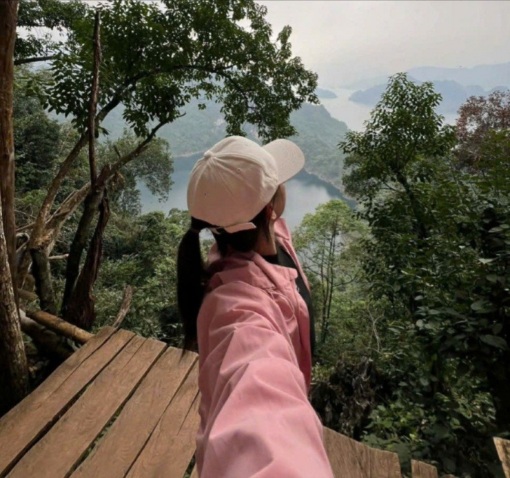 Người trẻ đi leo núi, du lịch một mình dịp Tết 3 Hương Ly chọn đi du lịch đầu năm để "sạc" năng lượng cho năm mới.