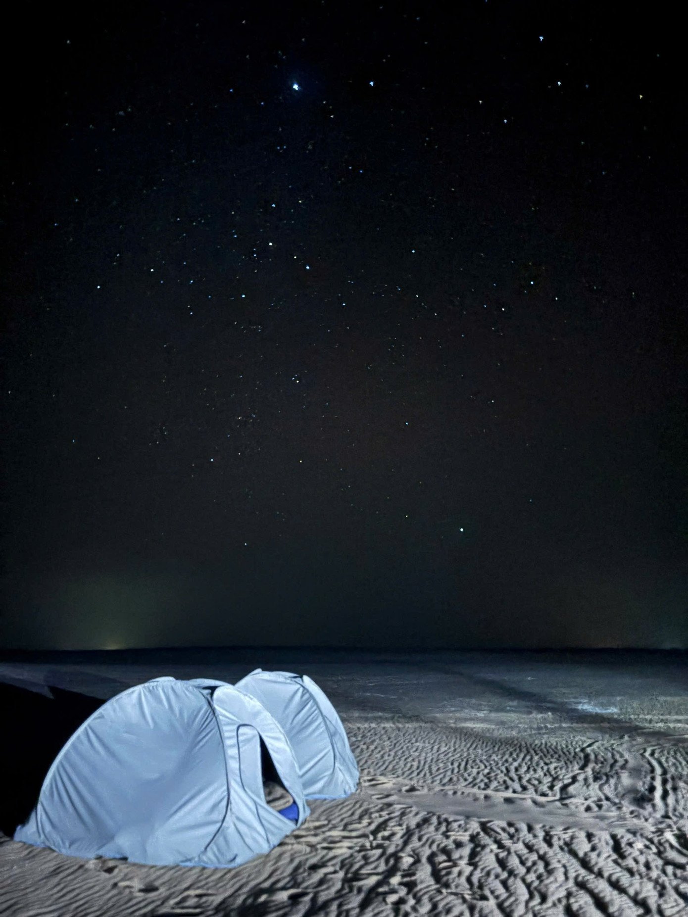 Kỷ niệm đáng nhớ là cắm trại ở sa mạc trắng, dưới bầu trời đầy sao. Khi đó, mình ngủ giữa sa mạc khi nhiệt độ chỉ vào khoảng 5 độ C, không ánh đèn, không sóng điện thoại, và xung quanh chỉ toàn là cát." - Hải Đăng chia sẻ.