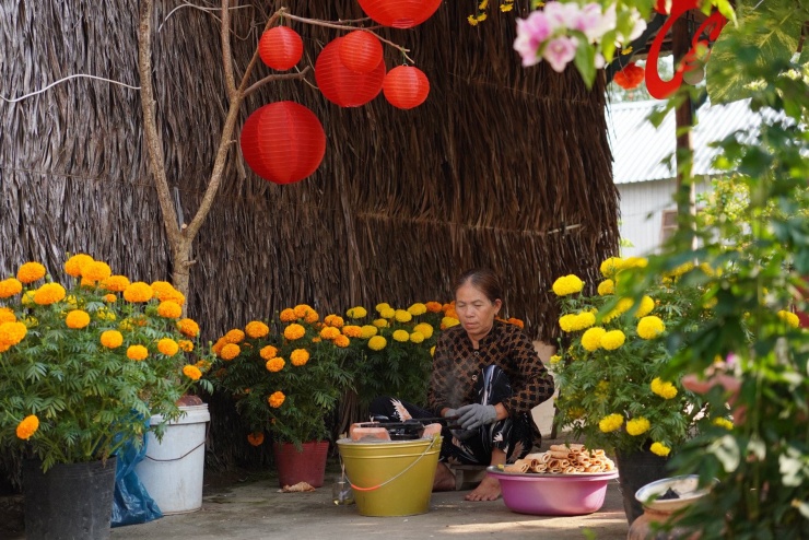 Người miền Tây làm bánh kẹp vào ngày Tết, vừa ăn vừa tặng hay để dành đãi khách quý ghé thăm dịp đầu năm