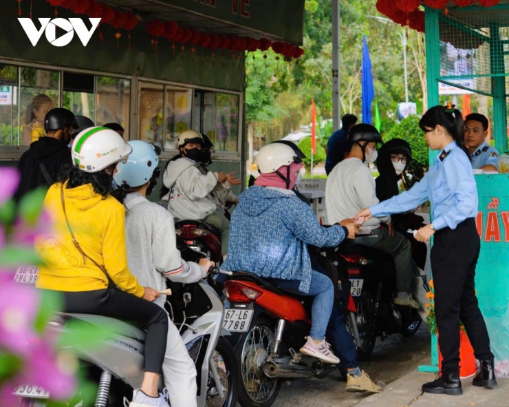 Tại khu vực cổng vào, Ban quản lý bố trí lực lượng túc trực, hướng dẫn du khách di chuyển trật tự, an toàn. Các biển thông báo hạn chế phương tiện cá nhân lên núi được đặt tại nhiều vị trí nhằm đảm bảo lưu thông trên những cung đường đèo dốc.