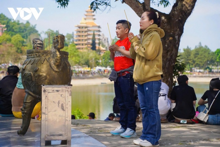 Anh Trần Thanh Tuấn (ngụ TP.HCM) phấn khởi cho biết: "Năm nay gia đình tôi quyết định đi du xuân sớm tại An Giang. Dù biết ngày mùng 4 khách đổ về Núi Cấm sẽ rất đông, nhưng khi đứng trước tượng Phật Di Lặc uy nghi và ngắm nhìn toàn cảnh vùng Bảy Núi từ trên cao, mọi mệt mỏi đều tan biến. Tôi cầu mong cho gia đình mình một năm mới sức khỏe"