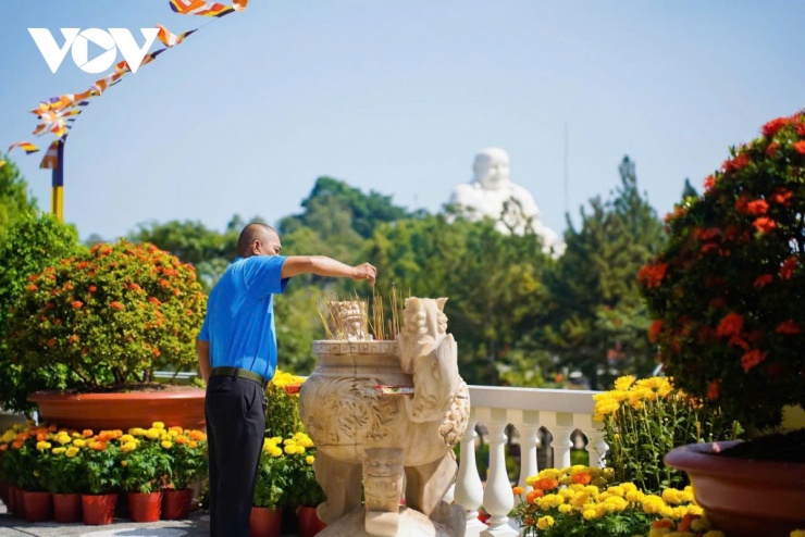 Điểm nhấn đặc biệt tại Khu du lịch Núi Cấm là Tượng Phật Di Lặc với nụ cười hoan hỷ, biểu tượng của niềm vui, hạnh phúc và may mắn. Trước pho tượng uy nghi, nhiều người thành tâm cầu nguyện cho bản thân và gia đình.