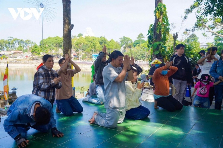 Ban quản lý Khu du lịch Núi Cấm khuyến cáo du khách nâng cao ý thức giữ gìn vệ sinh chung, bảo quản tài sản cá nhân khi tham quan. Những dòng người vẫn tiếp tục đổ về, nối dài hành trình tìm về chốn linh thiêng, gửi gắm ước nguyện bình an trong những ngày đầu xuân.