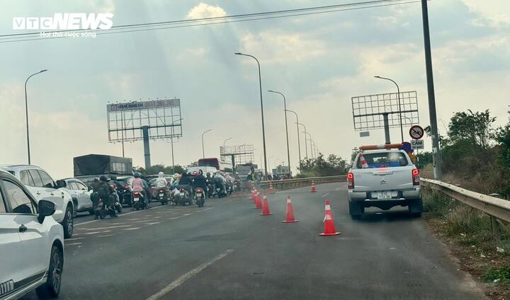 Nhiều cao tốc, quốc lộ phía Nam ùn tắc, người dân loay hoay tìm đường về nhà- Ảnh 2.