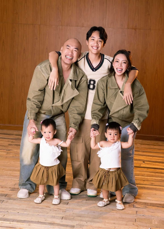 Thu Trang - Tiến Luật công khai cặp song sinh dịp năm mới?