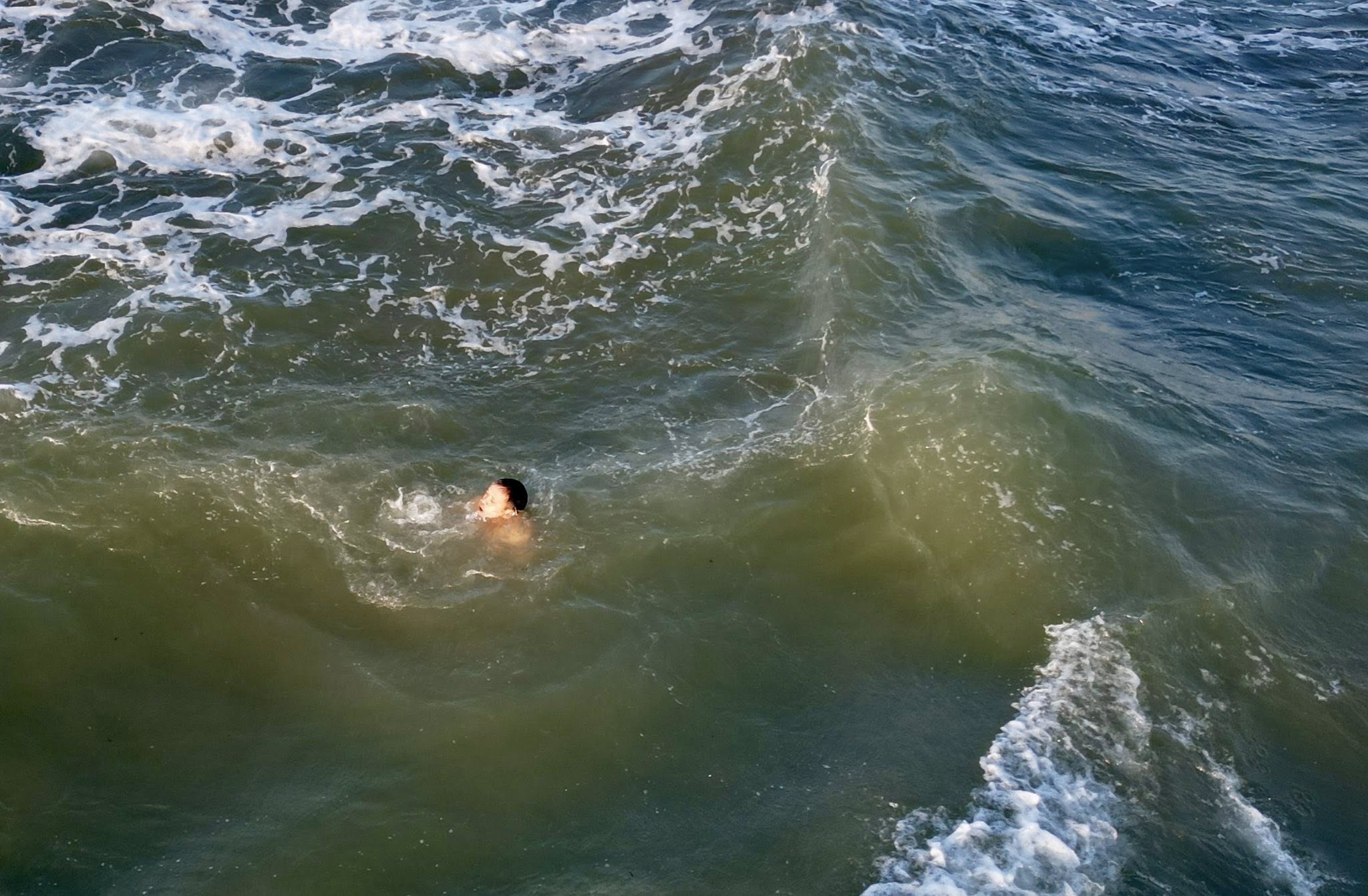 tắm biển - Ảnh 2.